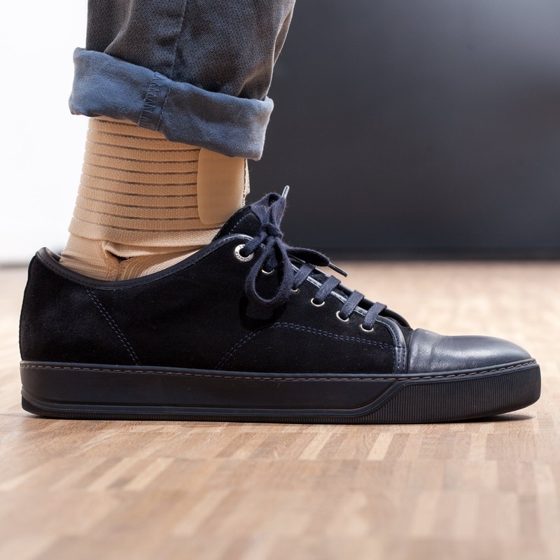 Futuro FUT47875 Classic Ankle Brace Can be Worn on Either