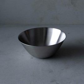 Sori Yanagi Stainless Steel Bowl, Designed Based on the Opinions of Cooking Experts and Housewives, Tsubamesanjo Stainless Steel Bowl, 7.5 inches (19 cm), Designed to Prevent Drip When Pouring Liquid