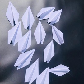 100PCS Premade White Origami Paper Airplane Folded Origami Planes for Wedding Party Supplies Plane Themed Kids Birthday Baby Shower Party Table Centerpiece Children's Day Decorations (White)