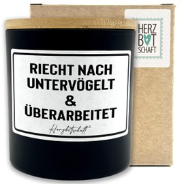 HERZBOTSCHAFT Duftkerze mit Spruch – Riecht nach untervögelt und überarbeitet – originelles Geschenk, handgemachte Sojakerze im Glas, nachhaltig, optional mit personalisiertem Bambusdeckel