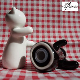 Holitika Cute Salt and Pepper Shakers, Funny Ceramic Jar Kitchen Accessories Set, Hugging Cat Couple Set, Chip-free Ceramic, Easy to Refill & Dispense- Perfect for Gift, White & Black Set,S1