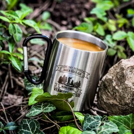 Spruchreif | Doppelwandige Edelstahltasse mit Karabinerhaken und hochwertiger Gravur | Outdoor Gadgets | Geschenk Jagen | Jäger | „Sie hat gesagt Jagen oder ich…““ - 300 ml