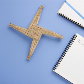 Alipis Croce di Santa Brigid tessuta a mano – Croce sospesa in paglia irlandese per porta di casa, simbolo della cultura irlandese, croce da tavolo per fattoria, Irlanda, patrimonio, artigianato