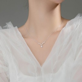 Xduargs Boho Crystal Antler Necklace Choker Vintage Rhinestone Antler Choker Necklace Sparkly Cz Deer Antler Pendant Necklace Minimalist Cute Antler Necklace Chain Jewelry for Women and Girls(Silver)