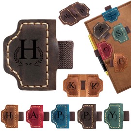 Marcador personalizado con soporte para bolígrafo, 26 letras con inicial, personalizable, marcador magnético de piel, regalos para amantes de los libros, lectores, viajeros, marcas de libros de piel