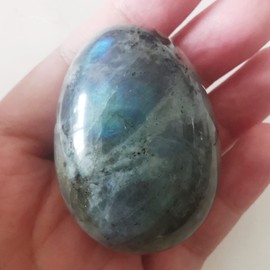 Manekieko Natural Moonstone Egg Shaped Meditation Chakra and Home Decoration for Balancing Gemstones and Crystal Figures, 5 x 3.5 cm Reiki Healer and Yoga Practitioner with Wooden Stand