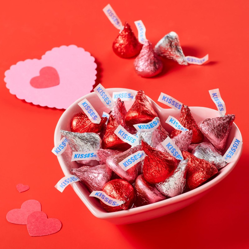 HERSHEY'S KISSES Milk Chocolate, Valentine's Candy Gift Box, 6.5 oz