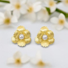 Elegant Flower-Shaped 925 Sterling Silver Stud Earrings with Freshwater Pearls - 18K Gold Plated, Hypoallergenic, Nickel-Free, 13mm