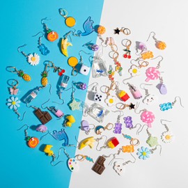 28 pares de arete extraños y lindos divertidos Kawaii Indie Funky incluyendo gomoso, botella de agua, alimentos, hongos, boba, té, aretes colgantes de flores de peces dorados para mujer, Zinc, No es