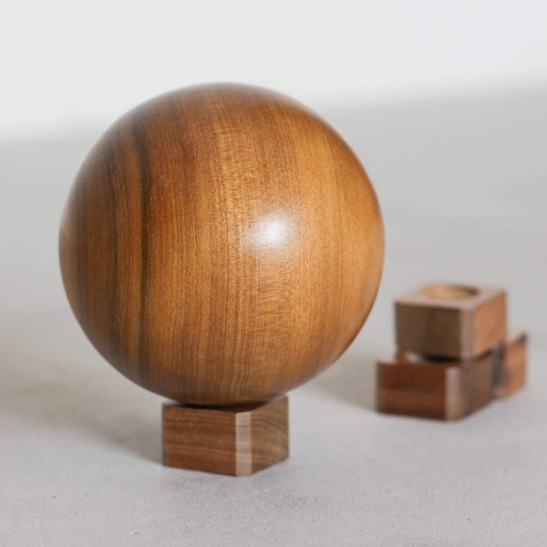 Sandalwood Contact Juggling Ball (76mm with Sandalwood Ball Stand)