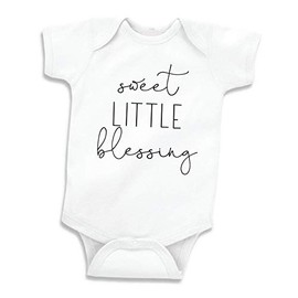 Bump and Beyond Designs - Anuncio sorpresa de embarazo para abuelos, pequeña bendición, Blanco, 3-6 Meses