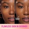 Maquillaje en barra Revlon Glimmer Tinted Moisturizer Stick™ tono 130