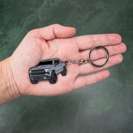 Llavero de cuatro ruedas compatible con accesorios Silverado 1500, regalo de camiones de juguete, propietarios de camiones para hombres, plateado, 2" x 1.5"