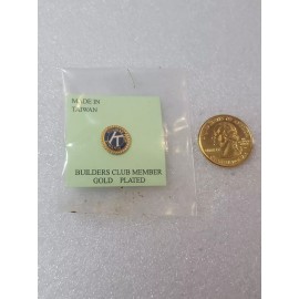 KIWANIS ~ BUILDERS CLUB MEMBER ~ LAPEL HAT PIN NEW ON CARD GOLD PLATED