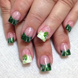 St Patrick‘s Day Press on Nails Short Square French Tip Nais Press ons Four Leaf Clover Rhinestones Design Lines Glue on Nails Light Pink Fake Nails Glossy St Patrick‘s Day False Nails for Girls 24Pcs