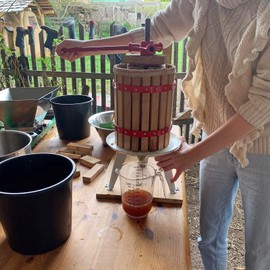 Fruit Press 12 L with 3 matching Compressed Towels