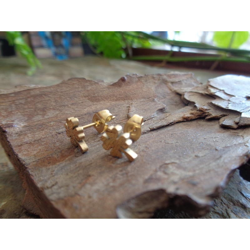 Golden clover leaf lucky stud made of stainless steel. Lucky