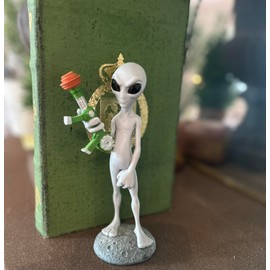 BELLA HAUS DESIGN Alien Garden Statue | Funny Alien Figurine with Ray Gun for Yard Office Bedroom or Shelf | Whimsical Indoor Outdoor Space Decor | Hand-Painted Resin Extraterrestrial Ornament