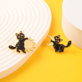 Cute Enamel Cat Lapel Pins Set 2Pcs Black White Funny Kitty Brooch for Girls Women Novelty Sun Moon Cat Brooch Badge Set for Jackets Hats Bag Cowboy Decoration-Style D