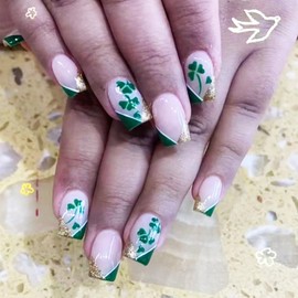 St Patricks Day Short Square Press on Nails with Shamrock Design, Glossy Glitter French Tips False Nails Gel Glue on Nails, Green Clover Manicure Art Fake Nails Stick on Nails for Coquette Women Girls