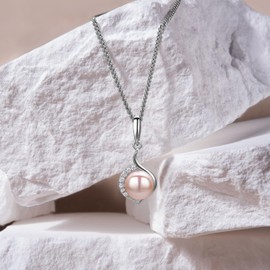 Orovi White Freshwater Pearl (8.5mm) in Round-Shaped Cubic Zirconia (7 Gems) Silver Pendant within a 925 Sterling Silver Necklace Chain (Jewellery Set)