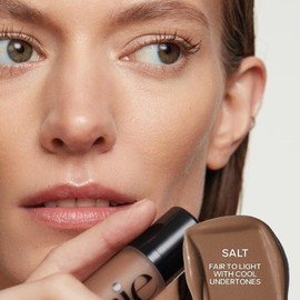 Bronceador líquido Dew Bronze Soft Focus + contorno líquido enriquecido con glicerina de origen vegetal para difuminar sin esfuerzo y nutrir profundamente la piel. Regalos navideños en tamaño de