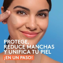 Ésika Triple Acción Max Protector Solar Facial Antimanchas con Color Claro FPS 50 50 ml, Protector Facial con Vitamina C, Ayuda a Unificar el Tono y Proteger la Piel