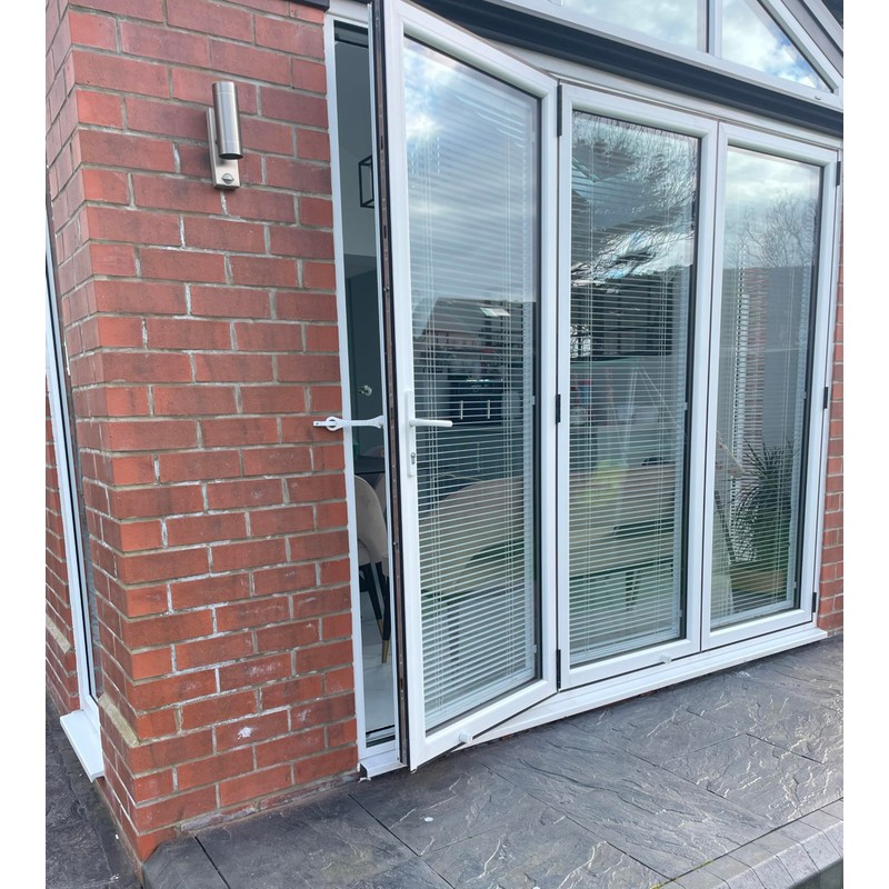 BI Fold Door Stay/Hook & Eye Latch Style Holder/Restraint White