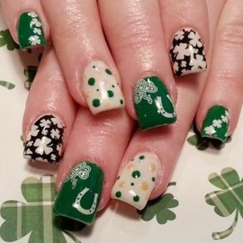 24Pcs Shamrock Press on Nails Short Square Fake Nails St. Patrick's Day Glue on Nails White Four Leaf Clover False Nails Spring Full Cover Green Stick on Nails Cute Polka Dot Acrylic Artificial Nails