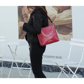 MKF Collection Bolso de hombro para mujer, piel vegano en relieve de cocodrilo sintético, bolso de mano Hobo, Bizzy Red, L