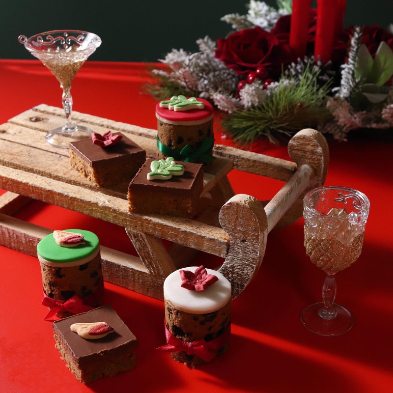 PME Christmas Edible Sugar Decorations - Under the Mistletoe (Pack