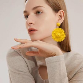 Anmpab Daisy Rattan Earrings for Women Statement Boho Raffia Straw Wrapped Flower Drop Dangle Earrings Jewelry (Yellow)