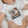 Geschenk mit Namen personalisiert by Shirtracer - Baby Bodysuit Boy