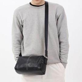 Unisex travel daily leather leather sling bag cross bag Black