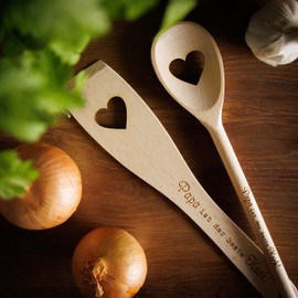 Spruchreif Set of 2 Cooking Spoons / Spatulas "Papa ist der beste Koch!" | Wooden Spatula with Engraving | Gifts for the Family | Wooden Cooking Spoon | Kitchen Aid