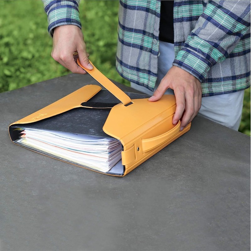 YAKA Brown A4 Folder and Document Holder - Adjustable Shoulder