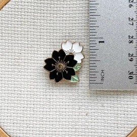StewArt Stitches Black and White Flowers Enamel Needle Minder, Fridge Magnet, Flower Magnetic Pin