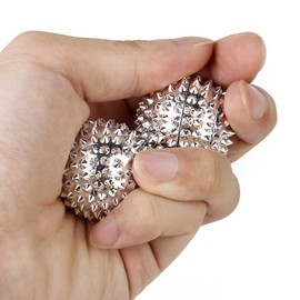 chi-enterprise - Zwei magnetische Massagebälle - klein | Faszienbälle zur selbsttherapeutischen Akupressur Behandlung | Inhalt: 2 Igelbälle in Silber, je 32 mm Durchmesser & 228 Akupressurnadeln