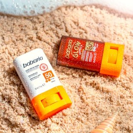 Babaria - Bloqueador Solar Facial en Barra FPS 50  Protector Solar Stick con Niacinamida, Mono de Tahití y Manteca de Karité  Efecto Glow  Hidratante 