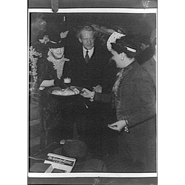 HistoricalFindings Photo: Arnold Genthe,Woman Friend,Social Event,Group Portraits,Life,acetates,1911