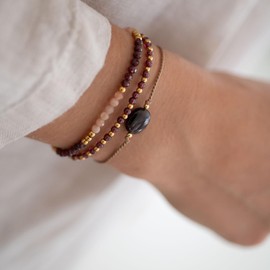 happymaker - Granat Wickelarmband Damen, handgemacht in Deutschland, echter Edelstein mit 18k vergoldete Perlen und exklusiver Geschenkverpackung für Weihnachten oder Geburtstag