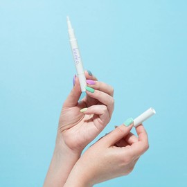 Keeko Botanical Teeth Whitening Pen – Dentist-Formulated, Award-Winning Peroxide-Free Teeth Whitener with Bicarbonate Soda, Cranberry, Aloe Vera & Chamomile Refreshing Mint Flavor, 25 Uses, Vegan 2ml