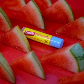 Carmex Naturally Stick Wassermelone - Lippenpflege für trockene Lippen, Lippenbalsam feuchtigkeitsspendend und beruhigend für rissige Lippen, mit Rizinusöl, Vitamin E und Bienenwachs - (12 x 4,25 g)
