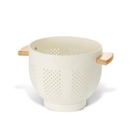 Metal Colander with Wood Handle, Powder Coated Kitchen Essential 22cm Metal Strainers,Large Kitchen Strainer with Stable Base Perfect for Pasta, Fruits,Vegetables (Cream)