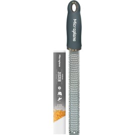 Microplane - Rallador de zester premium en gris oscuro Herramienta de zester de limón, rallador de queso duro y verduras Para cítricos, queso parmesano, ajo, jengibre, nuez moscada Hoja fina de