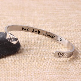 Jvvsci One Day Closer Cuff Bracelet, Long Distance Love for Army Wife, Military Girlfriend, Deployment Gift For Her Countdown LDR Love