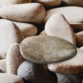 com-four® Pebblestone Key Stone - Imitation Stone with Secret Compartment - Artificial Stone for Geocaching - Key Hiding Place in Stone Look - Stone Dummy - Artificial Findling (1 Piece - Flat)