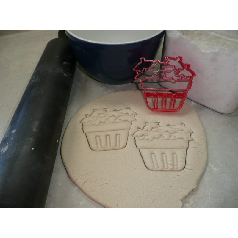STRAWBERRY PICKING GARDEN SET OF 2 COOKIE CUTTERS MADE IN