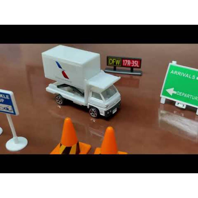 DARON American Airlines 12-Piece Playset