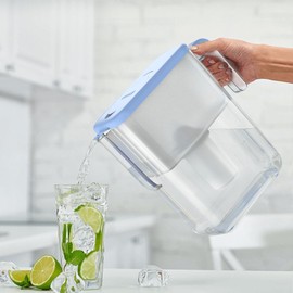 Ecosoft Slim Wasserfilterkanne, Fassungsvermögen 3,5 l, reduziert Chlor und Kalk, kompaktes Design für Kühlschrank, inklusive Filter, Blau